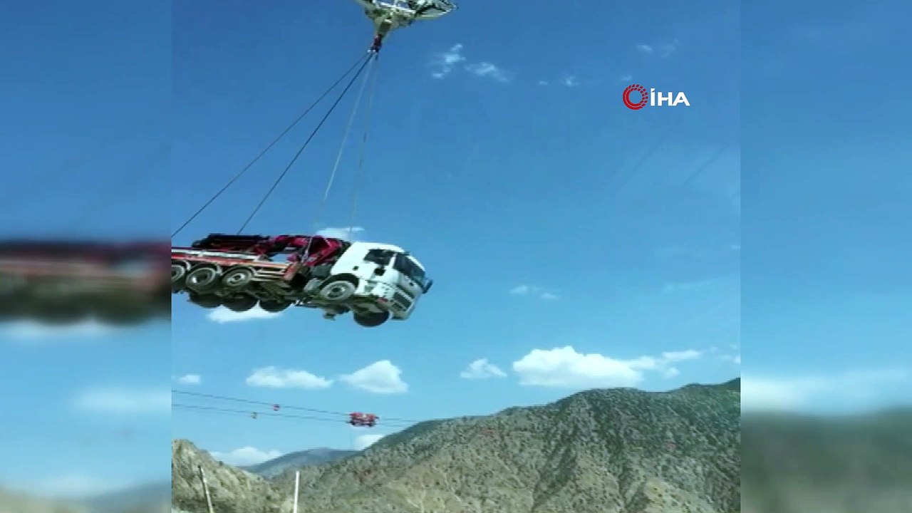 Tonlarca ağırlıktaki iş makineleri Yusufeli Barajı inşaatında bir yamaçtan bir yamaca böyle taşınıyor