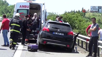 Lastiği çıkan otomobil bariyerlere çarptı: 4 yaralı