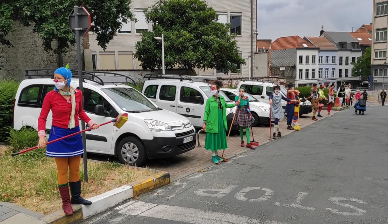 Déambulation de "clowns hospitaliers" près de l'hôpital Saint-Pierre de Bruxelles