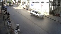 Kafasına gaz beton parçası düşen motosiklet sürücüsünü kaskı kurtardı - Güvenlik kamerası - İZMİR