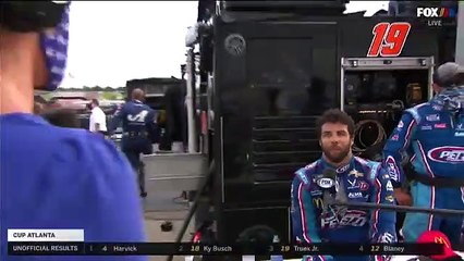 Un piloto de Nascar se desmaya en plena entrevista tras una carrera de tres horas