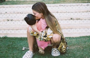 Kylie Jenner considera a filha seu 'remédio para tudo'