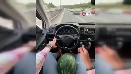 Trafikte karpuz yerken hız limitini aştı: Takipçilerimin gazına geldim