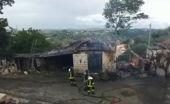 Ariano Irpino (AV) - Incendio in deposito agricolo (08.06.20)