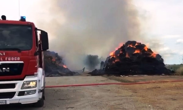 San Pietro in Casale (BO) - Incendio in azienda agricola, bruciano 1500 balloni (08.06.20)