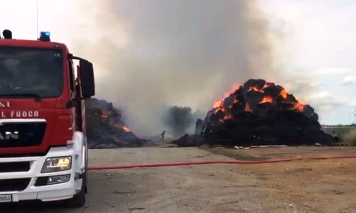 San Pietro in Casale (BO) - Incendio in azienda agricola, bruciano 1500 balloni (08.06.20)