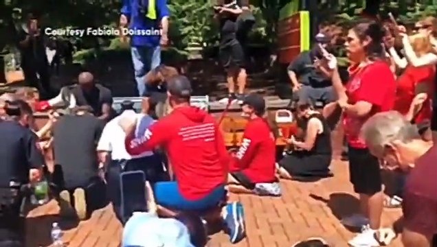 [USA] Des blancs lavent les pieds des Black Lives Matter