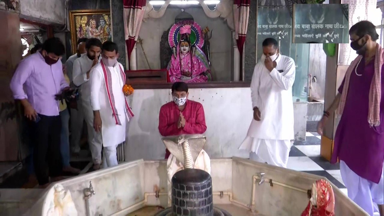 Delhi: BJP's Manoj Tiwari offers prayers at Han...