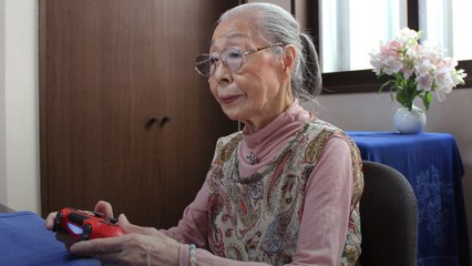 90-year-old Japanese grandma flexes fingers for video gaming