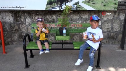 Mersin'de sosyal mesafeli banklar büyük ilgi görüyor