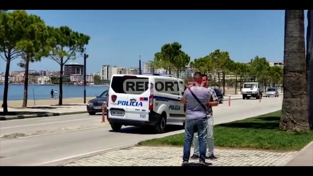 Report TV - Sherr mes të rinjve në Vlorë/ Tentoi të shkrepte armën, por i bie në tokë