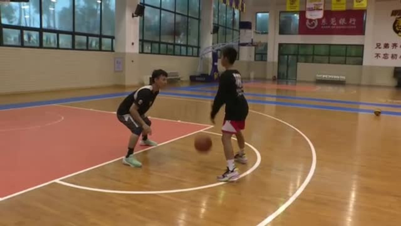 Un niño de 14 años se hace viral en las redes jugando al baloncesto con un solo brazo