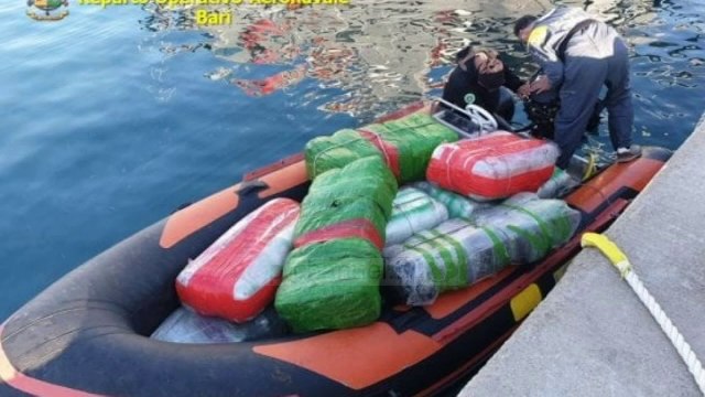 Top News - Në pranga dy skafistët Shqiptarë/ Itali, kapet gomonia