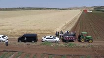 - Başkan Tahmazoğlu çiftçilerin hasat sevincine ortak oldu- Gaziantep Şahinbey Belediye Başkanı Mehmet Tahmazoğlu, çiftçilerin buğday hasadı sevincine ortak oldu