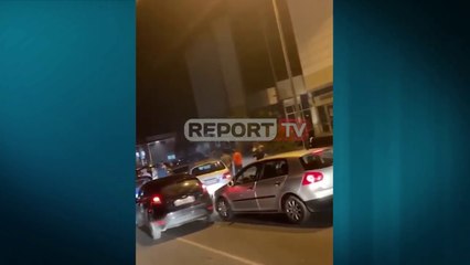 Download Video: Vendgrumbullimi te shtëpitë, banorët e Manzës, protestë për mbetjet e Durrësit