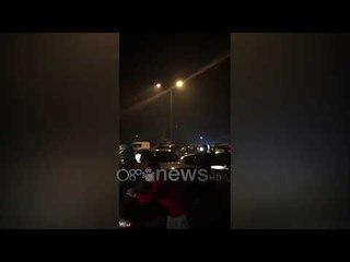 Ora News - Banorët e Manzës bllokojnë gjatës natës kamionët me mbetje