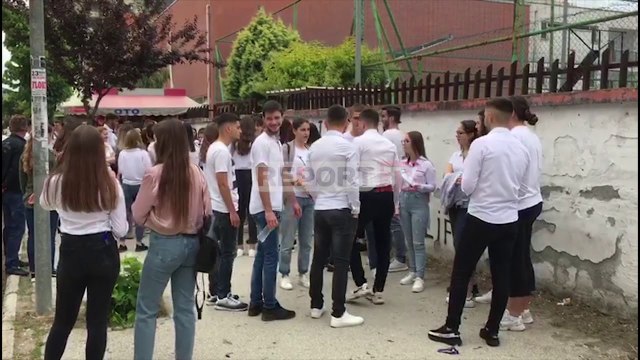 Report TV - Fier, maturantët të grumbulluar, pa maska e doreza