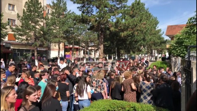 Problematike situata në Kukës, maturantët të grumbulluar jashtë derës së shkollës