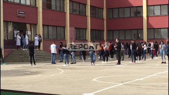 Maturantët në Korçë zbatojnë rregullat vetëm në shkollë, jashtë saj harrojnë virusin