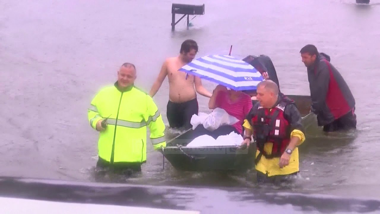 Top News - Nuk mjaftojnë protestat e Covid-i/ Dhjetëra vetë rrezikojnë mbytjen nga stuhia në SHBA!