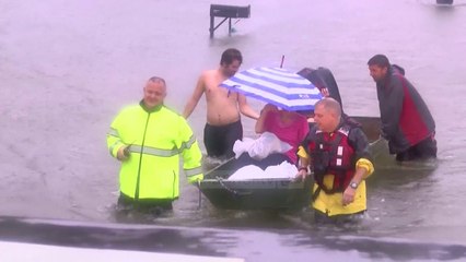 Top News - Nuk mjaftojnë protestat e Covid-i/ Dhjetëra vetë rrezikojnë mbytjen nga stuhia në SHBA!