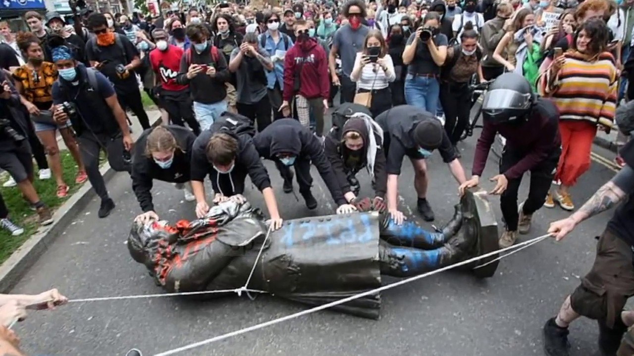 Top News - Protestat në Angli/ Përdhoset memoriali i Churchill