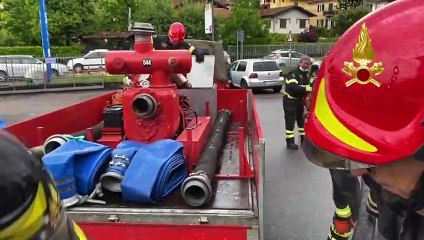 Alluvione a varese, salvataggio in canotto