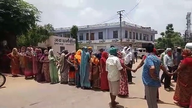 पाइप लाइन के विरोध में उतरी महिलाएं