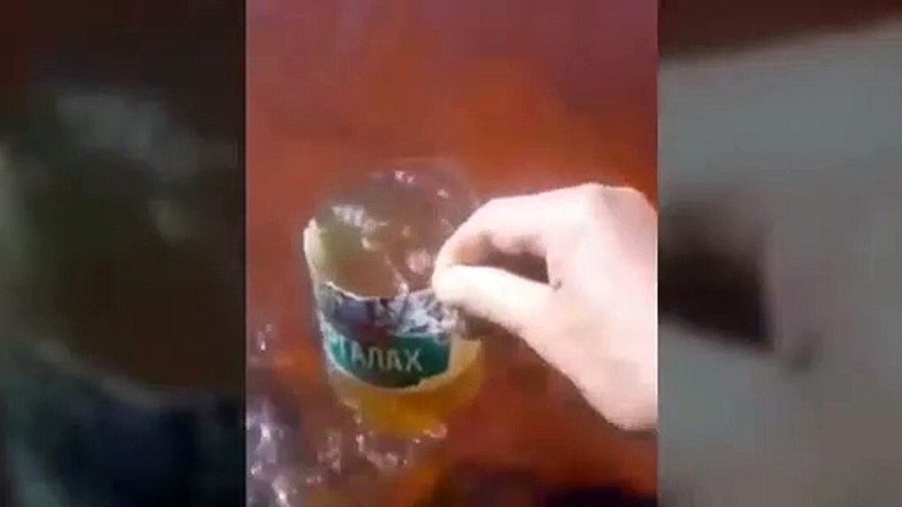 Il récupère l’eau d’une rivière polluée par 20 000 tonnes de diesel et réussit à l’enflammer