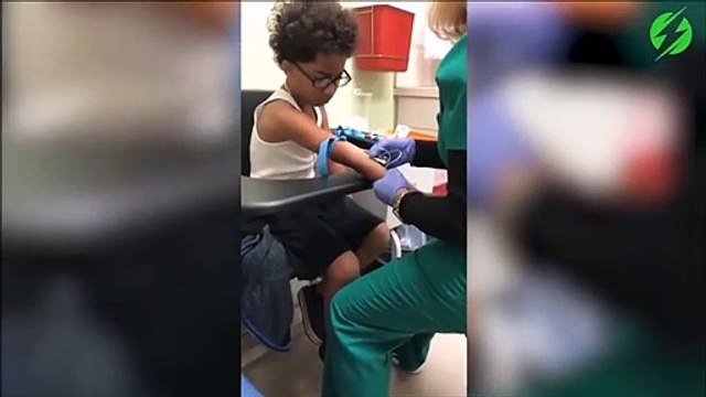 Une simple piqûre et cet enfant chante comme Mariah Carey