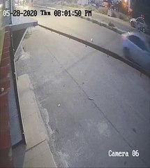 كاميرا مراقبة ترصد لحظة دهس قطة وكيفية تفاعل القطط الاخرى معها .. فيديو