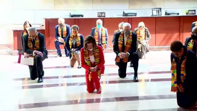 Pelosi y otros congresistas demócratas se arrodillan en el Capitolio