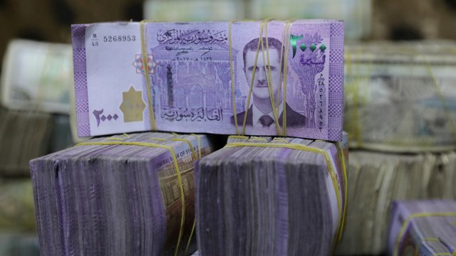ما وراء الخبر- انهيار الليرة السورية.. ما علاقة قانون قيصر؟