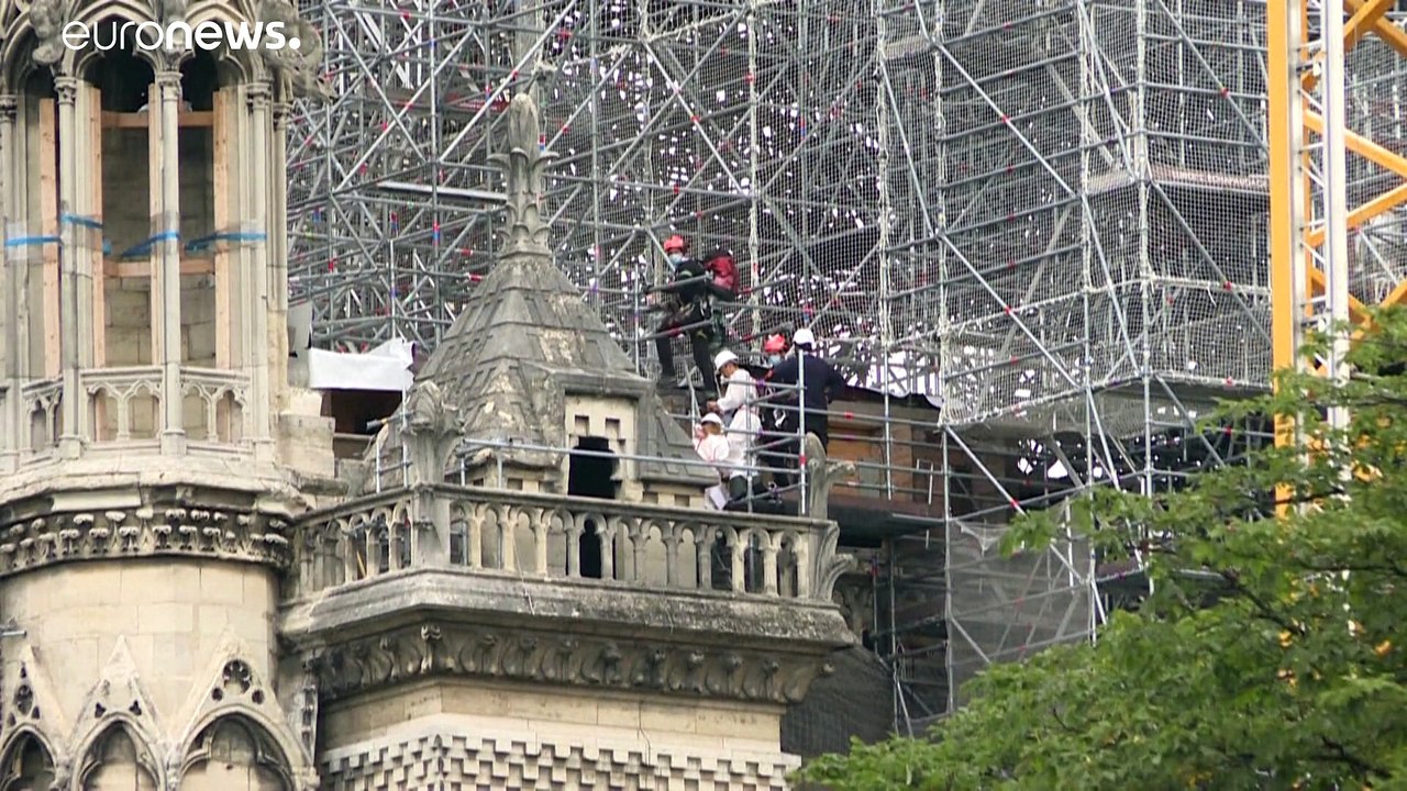 Notre Dame wird von Gerüst befreit