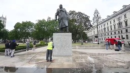 Operación limpieza de la estatua de Winston Churchill