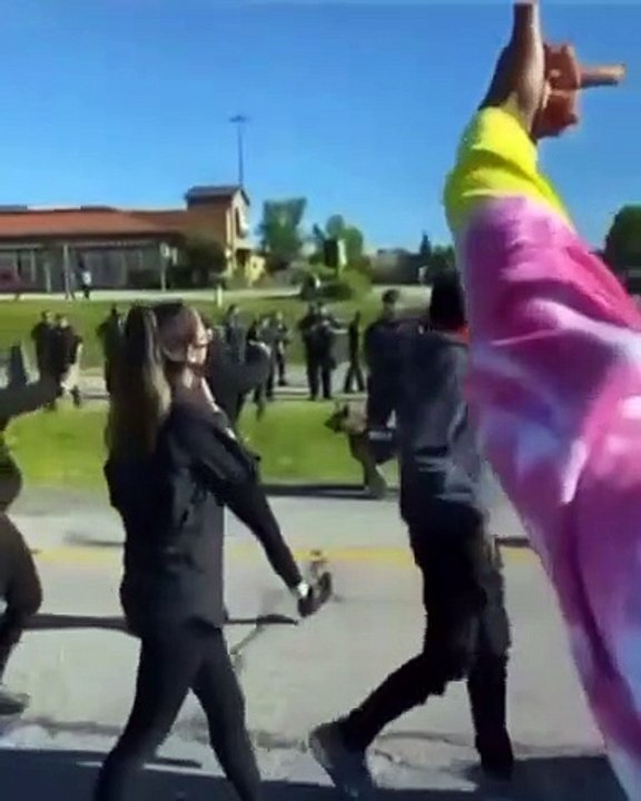 Manifestante aproxima-se demais de cão-polícia e sente a pele as consequências disso