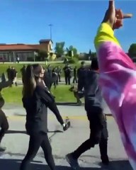 Manifestante aproxima-se demais de cão-polícia e sente a pele as consequências disso