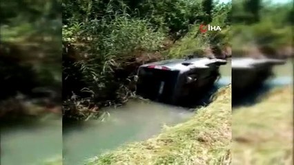 Arının girdiği araç dereye yuvarlandı