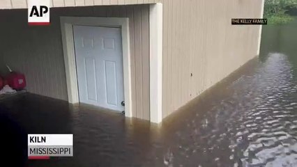 Cristobal storm surge floods Mississippi streets