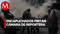 Encapuchados agreden a reportera de Milenio en marcha de CdMx
