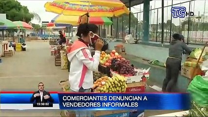 Comerciantes denuncian a vendedores informales ubicados en exteriores de un mercado en Durán.