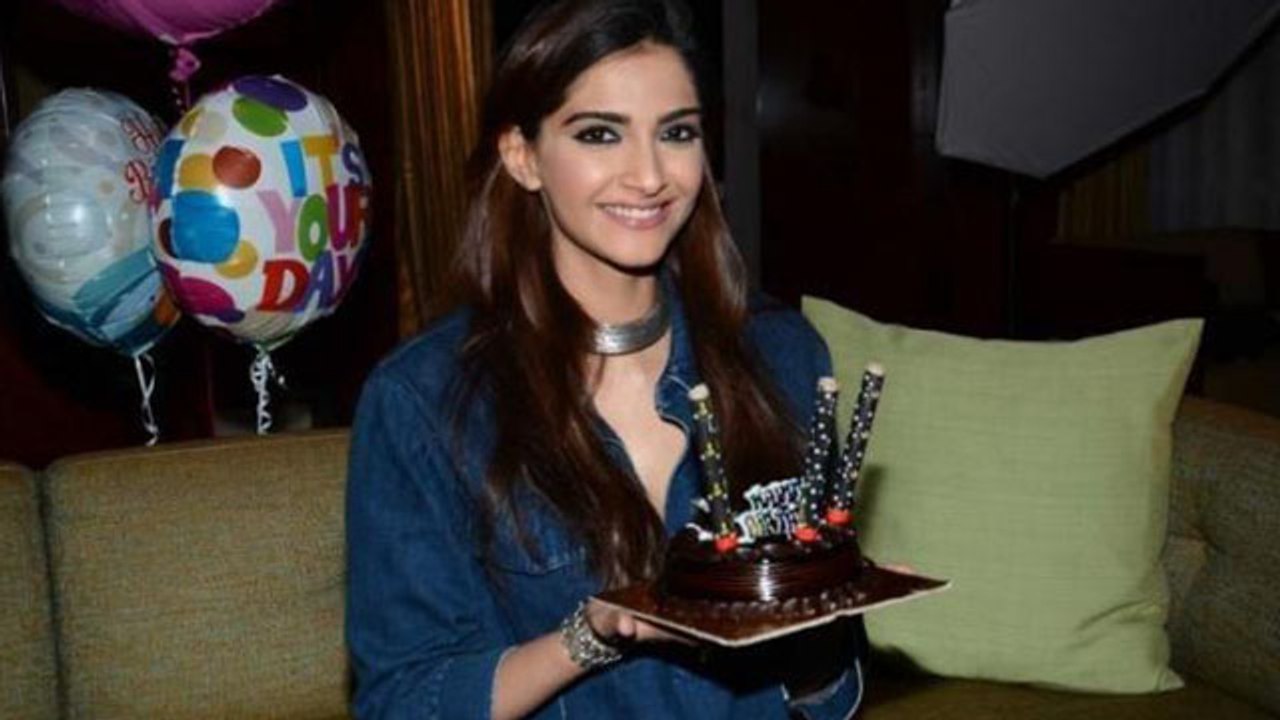 Sonam Kapoor Birthday: पॉकेटमनी के लिए वेट्रेस तक बनीं, जानिए Sonam से जुड़ी बातें|FilmiBeat
