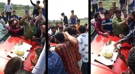 पेरिफेरल एक्सप्रेस-वे पर पूर्व MLA गुड्डू पंडित ने समर्थकों के साथ फरसे से काटा केक, अब दर्ज हुई FIR