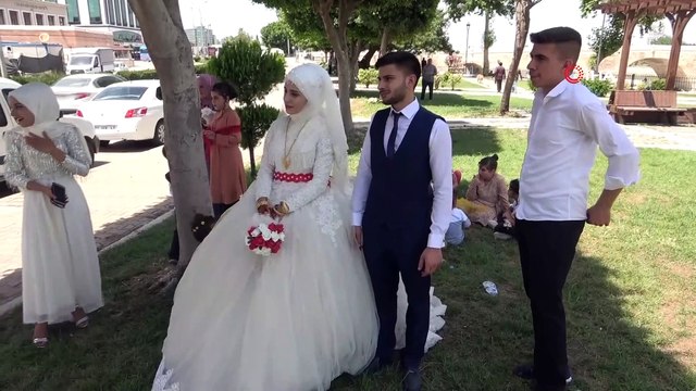 Gelin aracını soyan zanlılar, hırsızlık dedektiflerinden kaçamadı...Gelin ile damat fotoğraf çektirirken aracı soyan hırsızlar kamerada