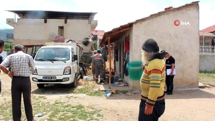 Manisa'da 30 metrekare evden 15 ton çöp çıkarıldı