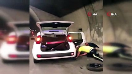 Trabzon’da trafik polisi lastiği patlayan özel gereksinimli sürücünün lastiğini değişti