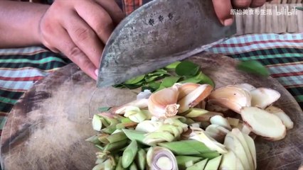 It is full of parasites. Many people dare not eat it, but they are regarded as delicious by Cambodians.