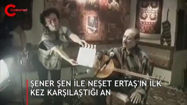 Şener Şen ve Neşet Ertaş'ın ilk kez karşılaştığı anların görüntüleri sosyal medyanın gündeminde