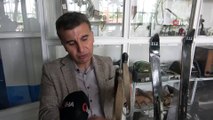 Fikret Ünlü’nün 60 yıllık ahşap kayak takımı ilgi topluyor