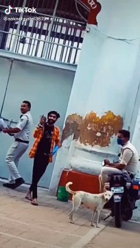 जेल जाने से पहले आरोपी ने बनाया टिकटॉक वीडियो, पुलिस मूकदर्शक बन देखती रही